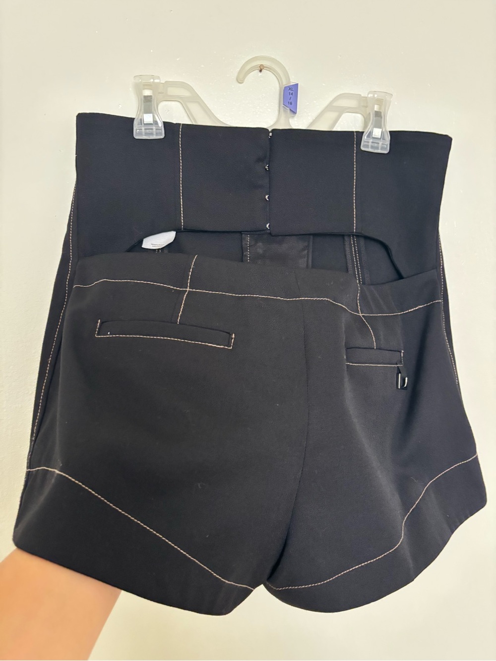 JACQUEMUS Le Raphia High-Waist Black Contrast-Stitch Women's Shorts - Picture 5 of 11